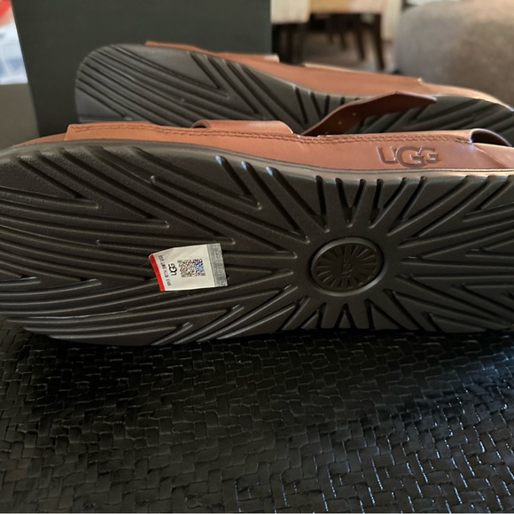 NWT -Ugg M WAINSCOTT FISHERMAN SANDALS BRAND NEW IN BOX WITH TAGS MENS SIZE 12. - Picture 3 of 8